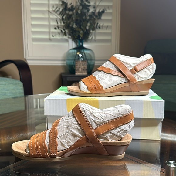 Earth Origins Poppy Wedge Sandal size‎ 8 wide Camel color - Picture 4 of 10